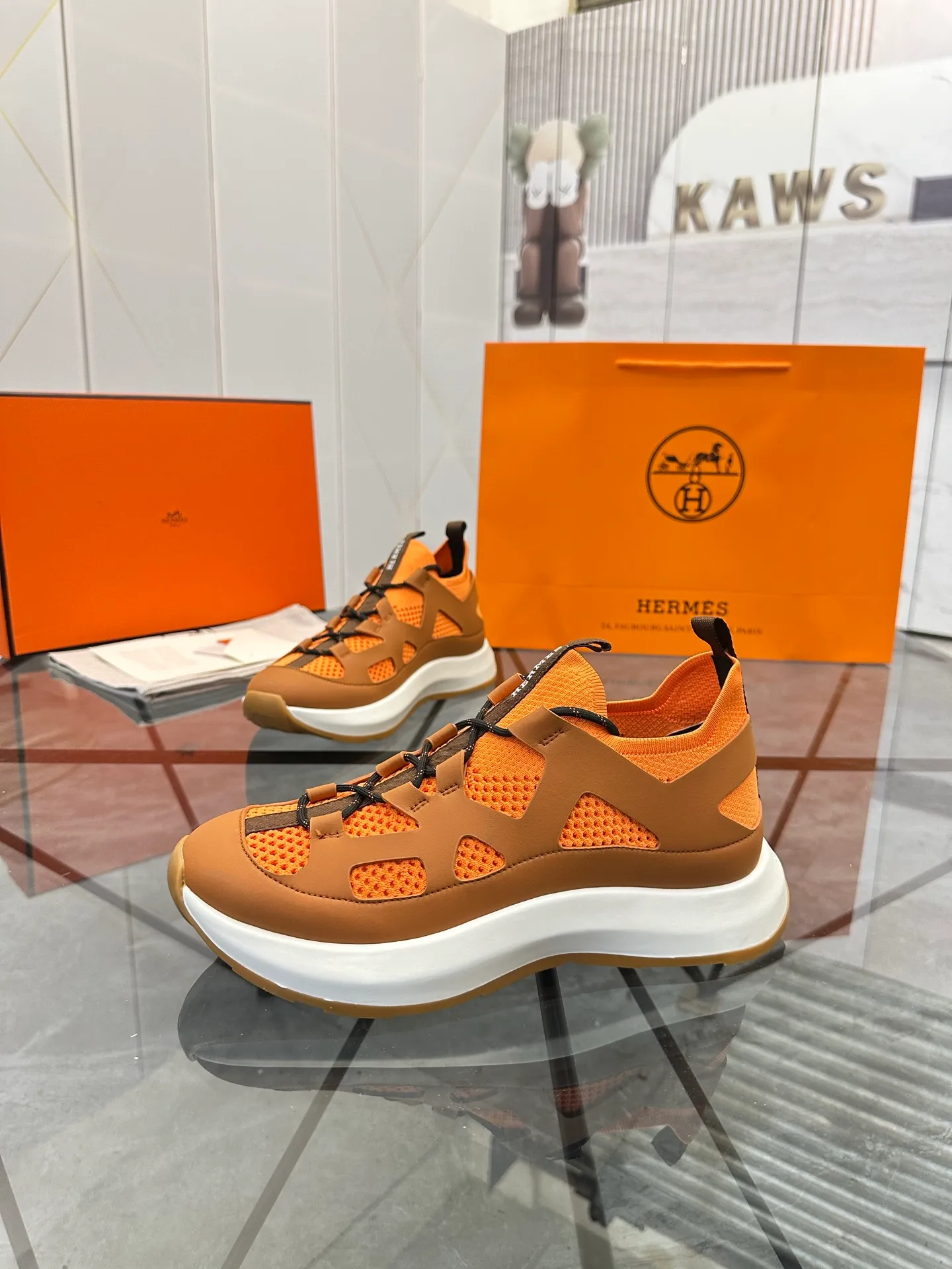 Men's shoes for sale 💰: 💰P660¥ High-end top quality Product trademark: Hermes *"Hermès*" low-top casual shoes Regular size: 38-45 (can be customized to 46) Product materials: upper imported first-layer cowhide stitched with original fabric, original rubber sheet, breathable lining, cowhide foot pads, original outsole. No.: 001